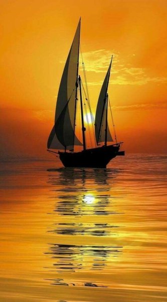 Корабль на закате