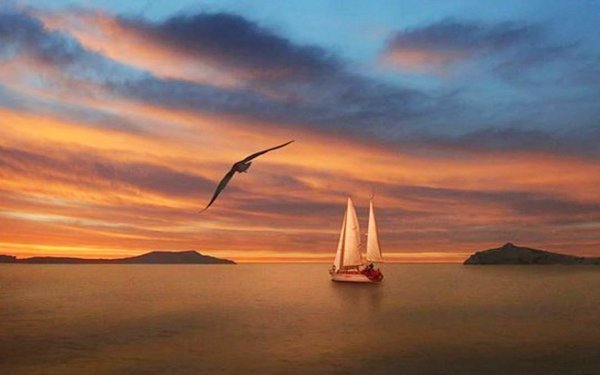 Парусная яхта на закате