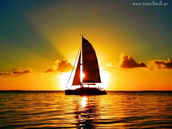 Парусная лодка в море