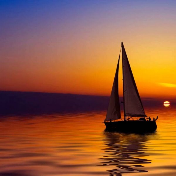 Корабль на закате