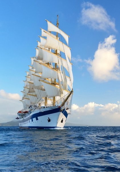 Корабль в море