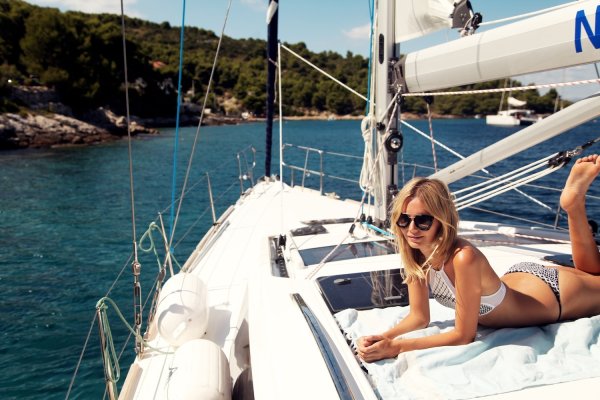 Девушка на парусной яхте