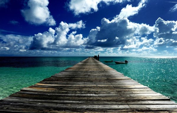 Мостик в море