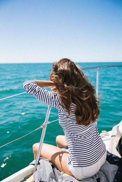 Девушка на фоне яхты