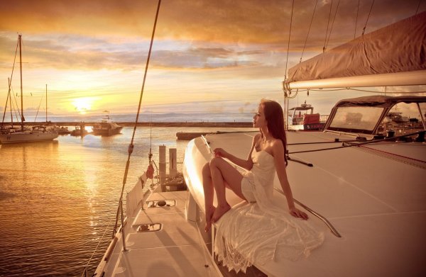 Девушка на корабле