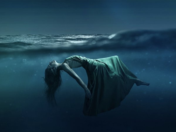 Спасательный круг на воде