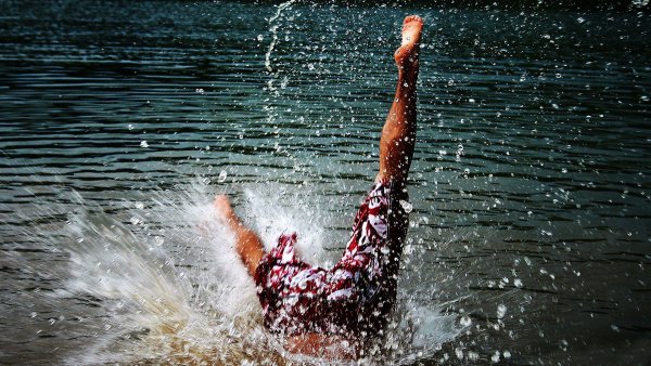 Девушка тонет в воде