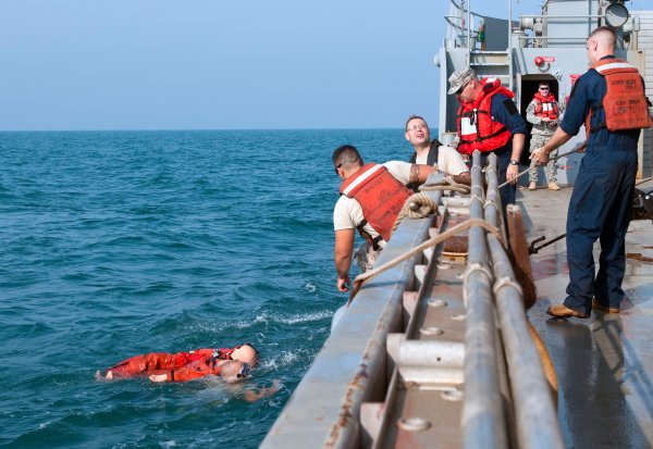 Контейнер в море плавает