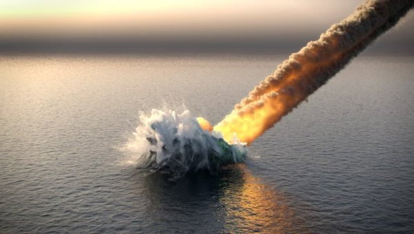 Девушка прыгает в море