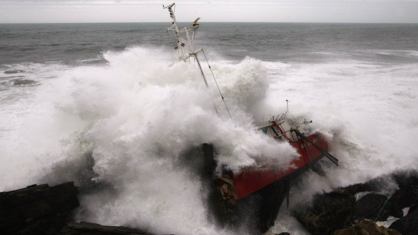 Человек лежит в воде