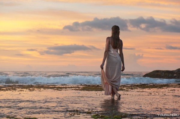 Женщина на берегу океана