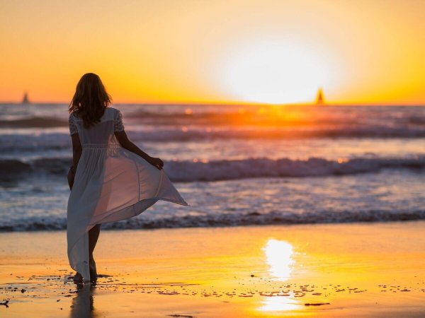 Девушка на закате у моря