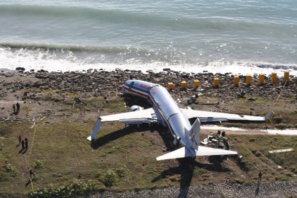 Девушка тонет в воде