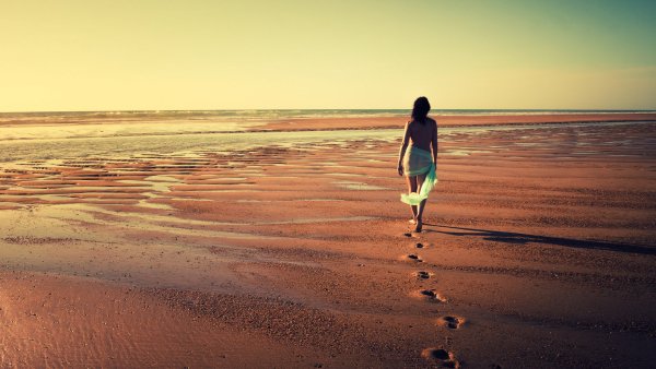 Девушка на берегу моря