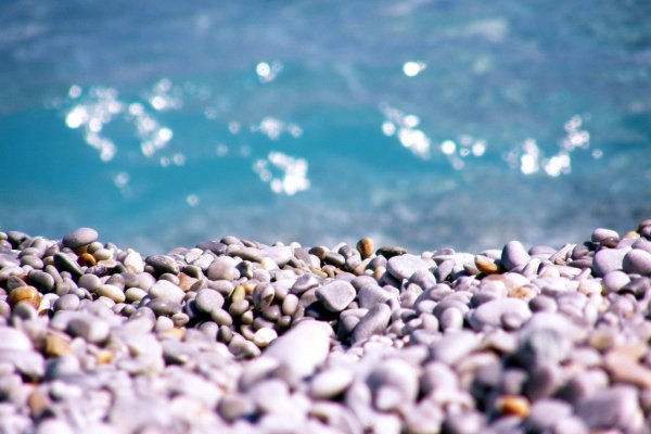 Берег моря с мелкой Галькой