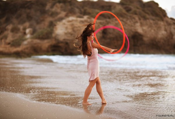 Стройная девушка на закате