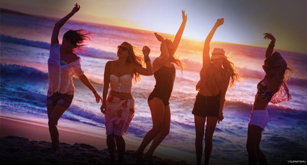 Девушка танцует на закате