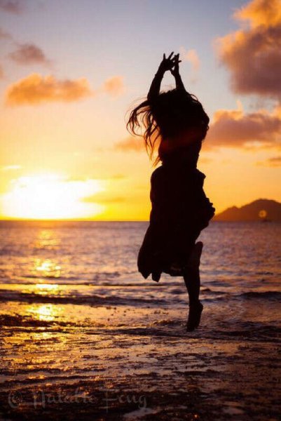 Танцующая девушка на берегу моря