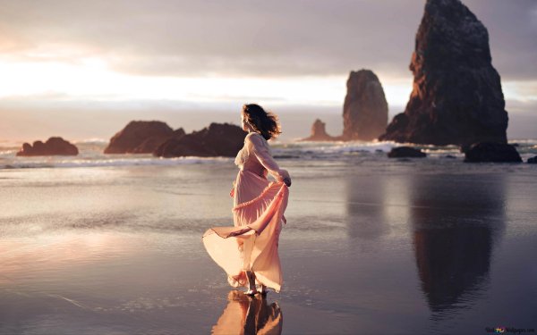 Девушка на берегу моря