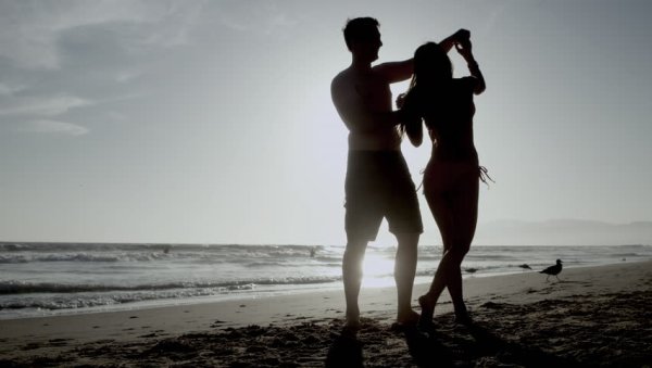 Счастливая девушка на море