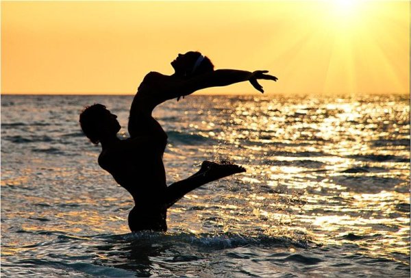 Девушка на рассвете у моря