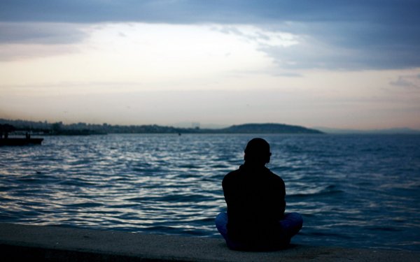 Одинокая девушка у моря