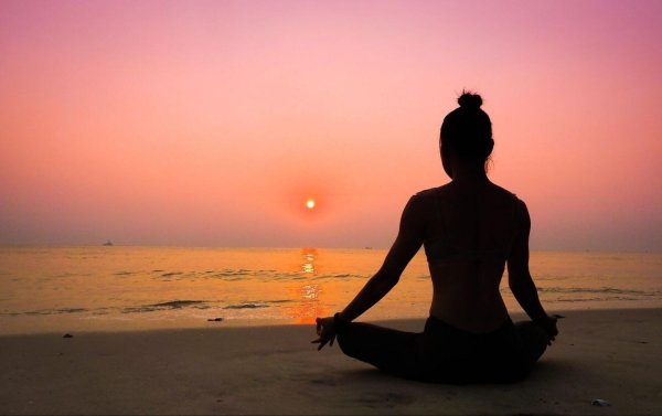 Медитирующий на закате