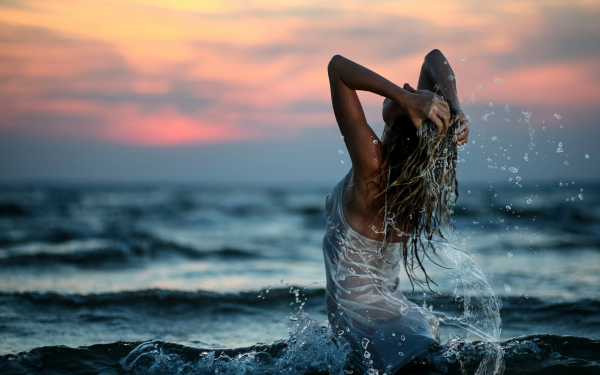 Ноги на фоне моря