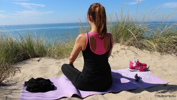 Йога на берегу моря