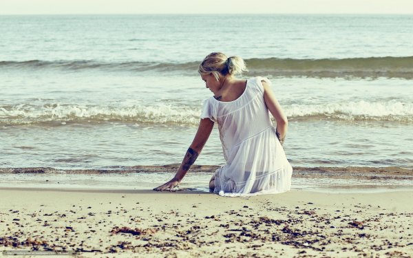 Девушка в одиночестве у моря