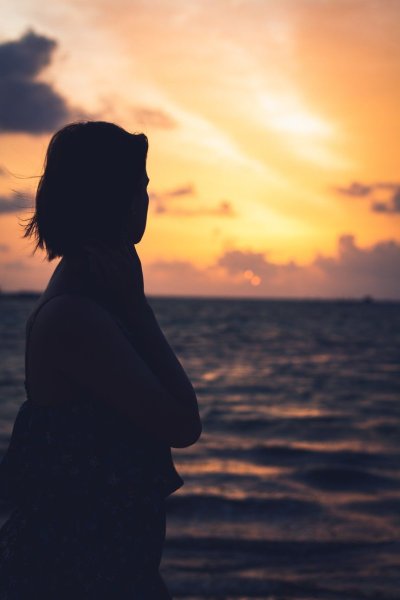 Девушка на море со спины