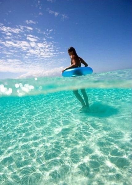 Девушка на берегу моря спиной