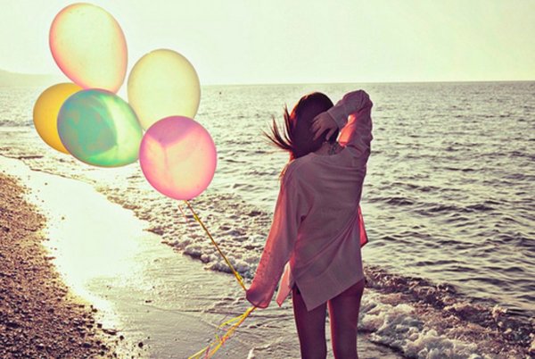 Девочка возле моря