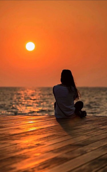 Девушка в шляпе на море спиной