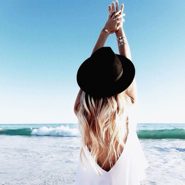 Девушка на море со спины