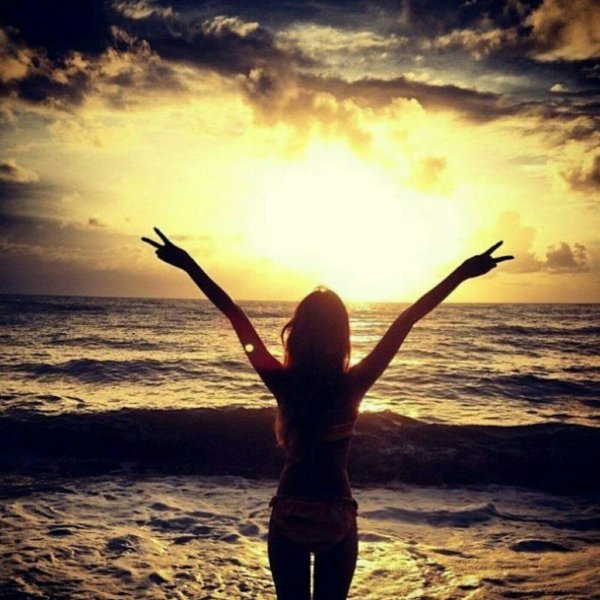 Девушка на море со спины