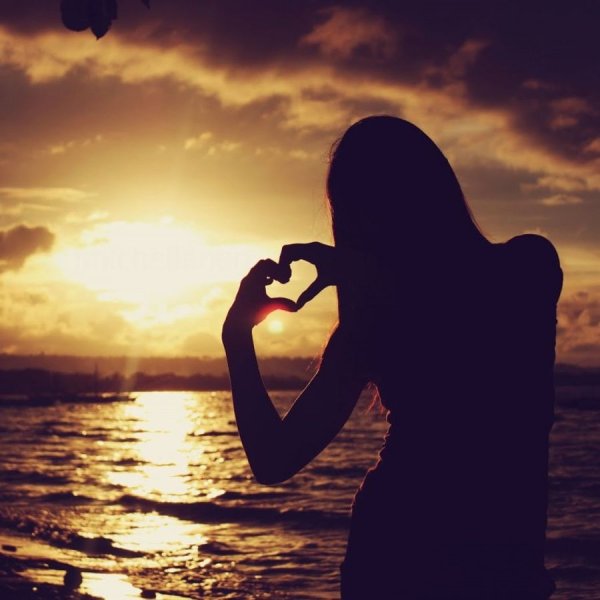 Брюнетка возле моря