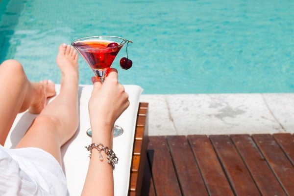 Девушка с бокалом на море