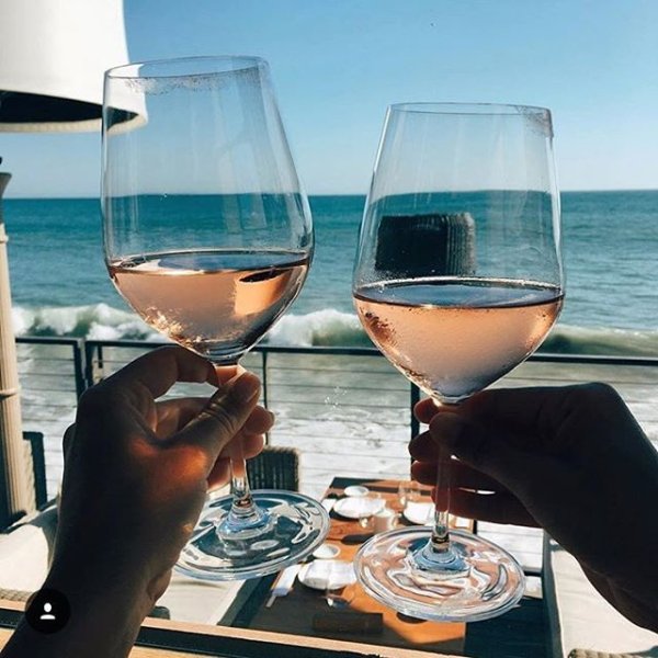 Бокал вина на море