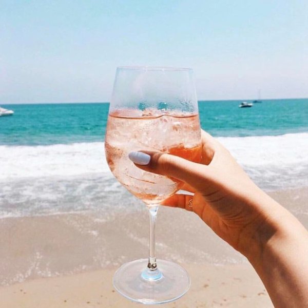 Пляжный коктейль в руке
