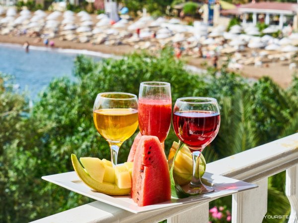 На пляже у моря вино фрукты