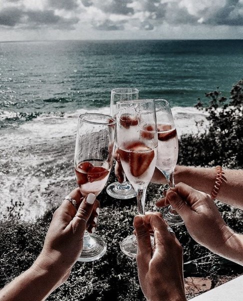 Бокалы с шампанским на берегу моря