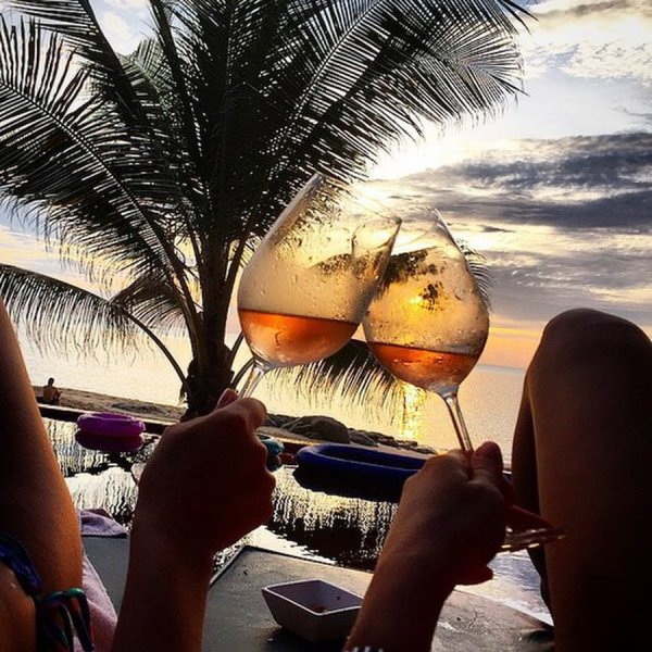 Девушка с бокалом на пляже