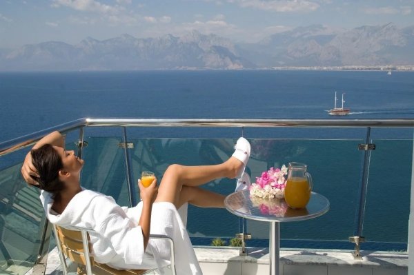 Девушка с видом на море