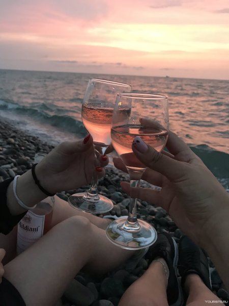 Вино на море вечером