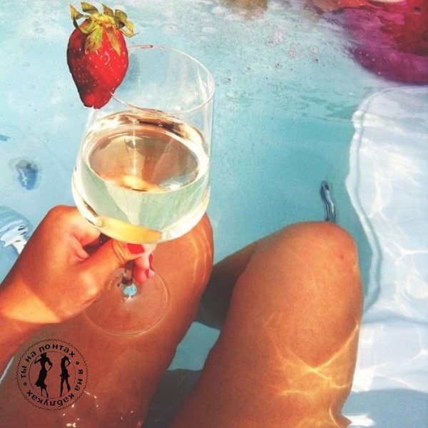 Девушка в бассейне с бокалом