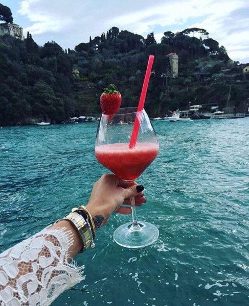 Коктейль на море в руке