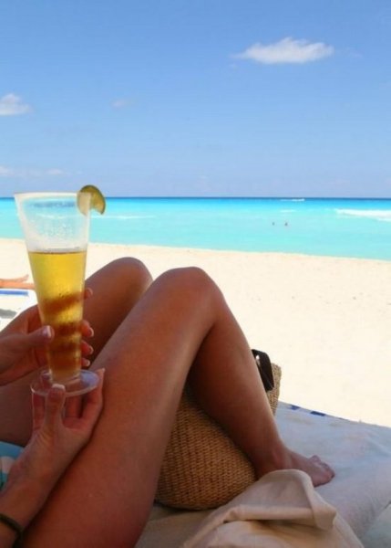 Девушка с коктейлем на пляже