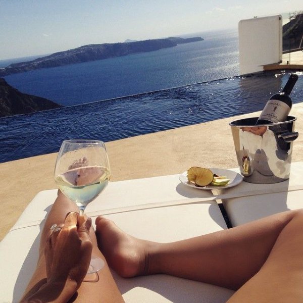 Ноги с видом на море