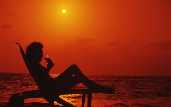 Девушка на пляже на закате